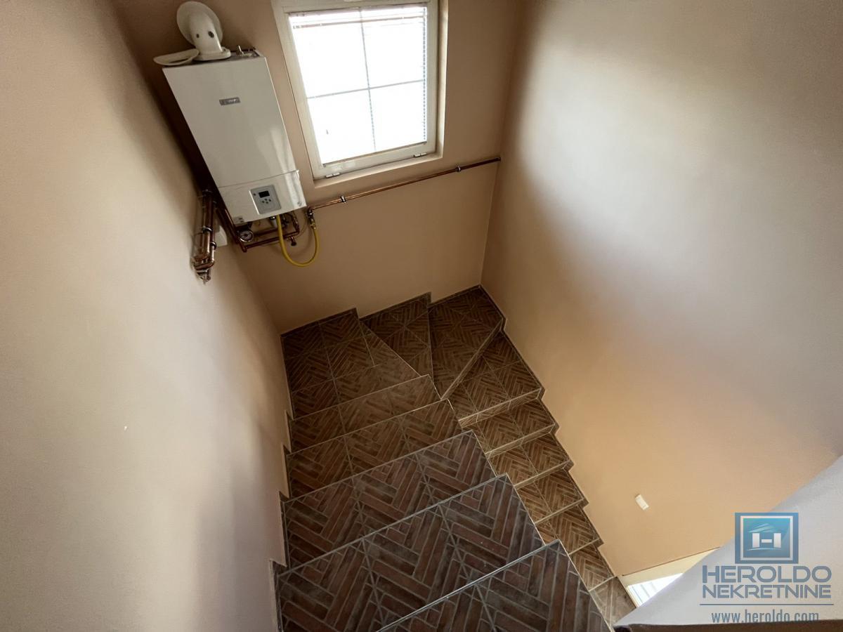 Kuća sa tri stana u centru Jagodine 35