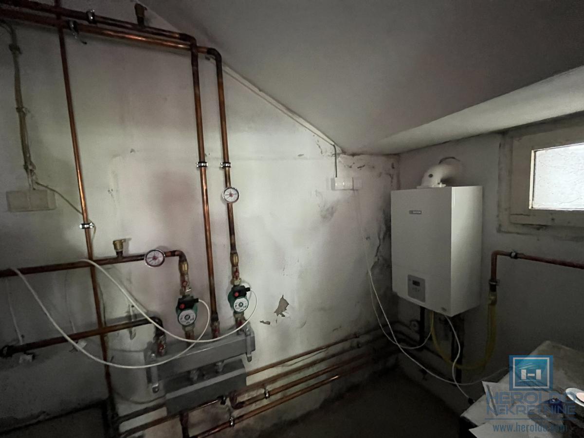 Kuća sa tri stana u centru Jagodine 37