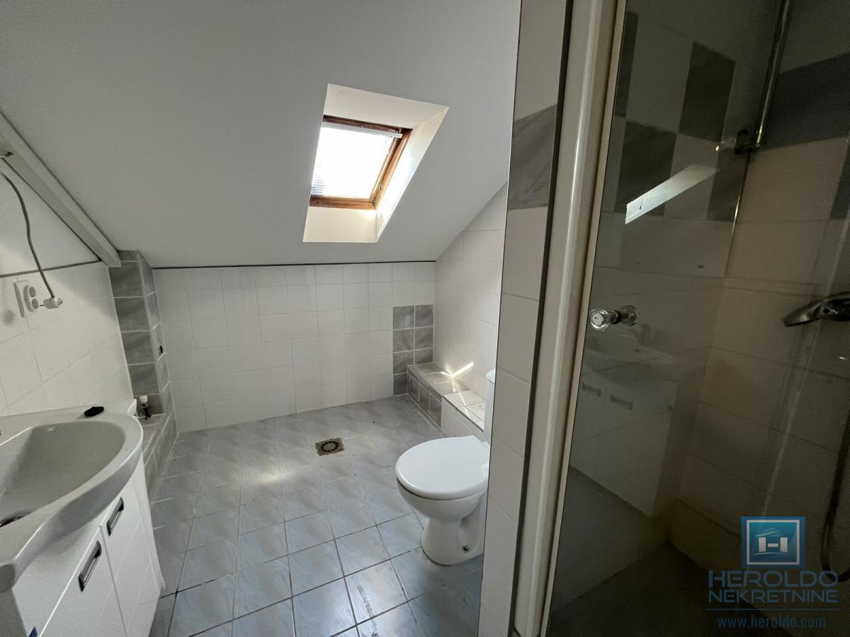 Kuća sa tri stana u centru Jagodine 38