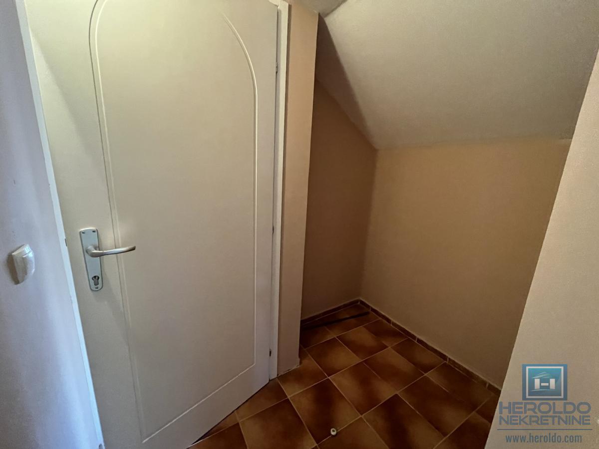 Kuća sa tri stana u centru Jagodine 40