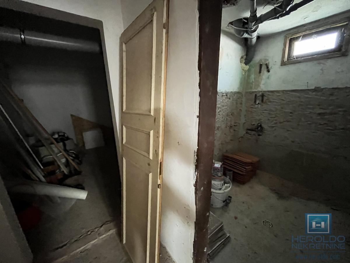 Kuća sa tri stana u centru Jagodine 43