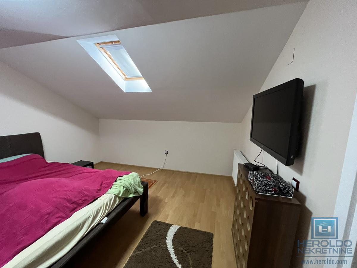 Kuća sa tri stana u centru Jagodine 13