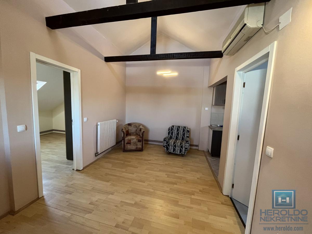 Kuća sa tri stana u centru Jagodine 14