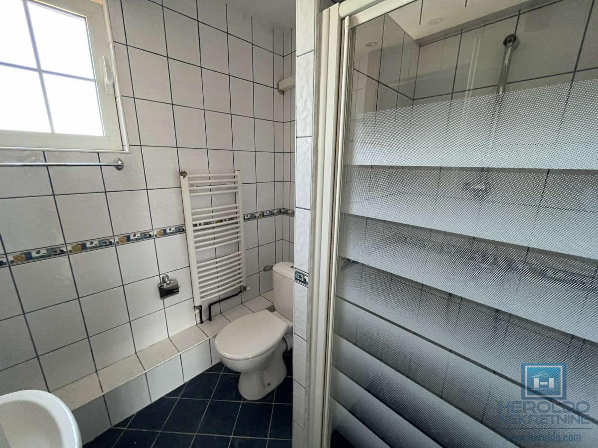 Kuća sa tri stana u centru Jagodine 16