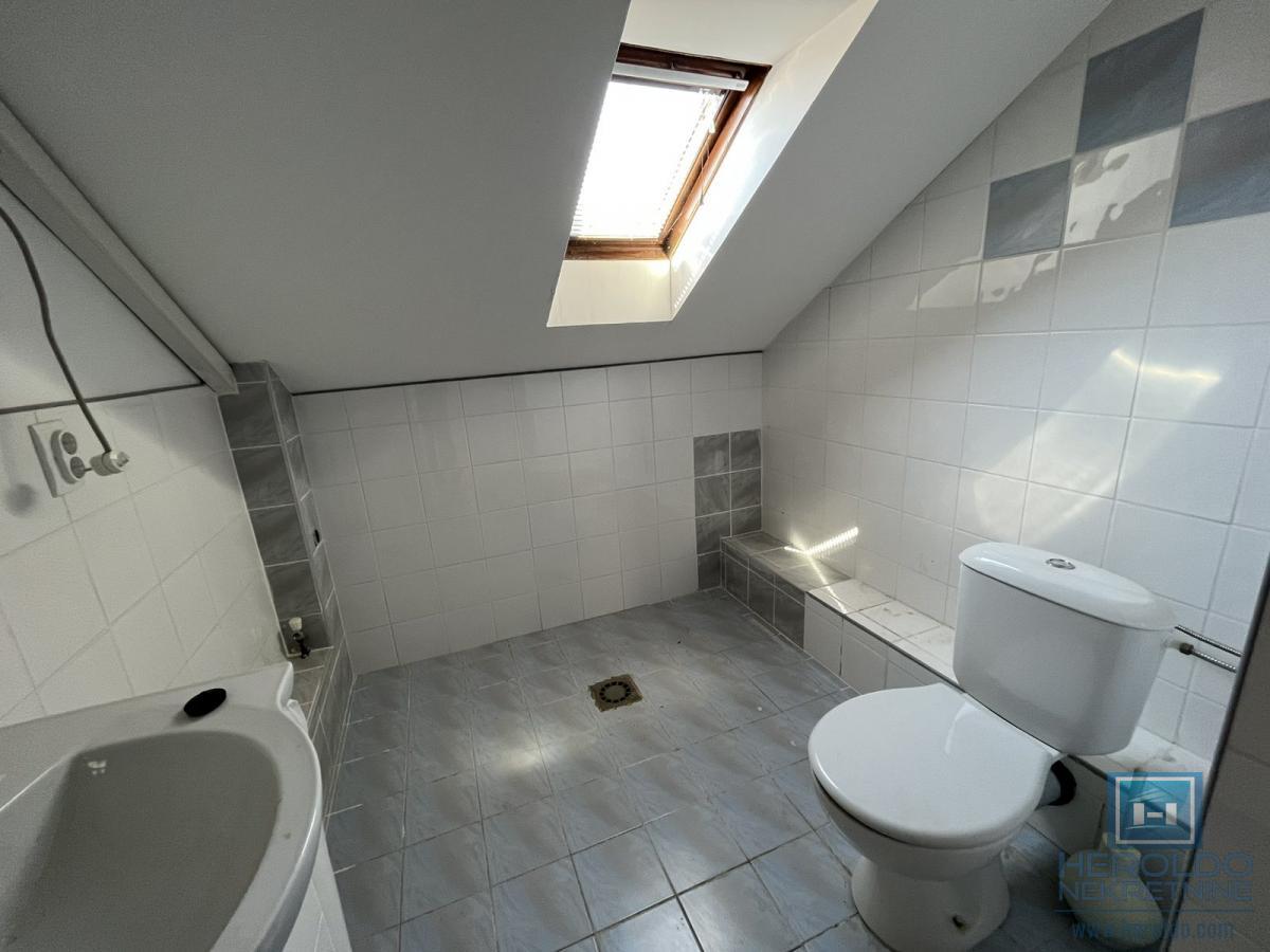 Kuća sa tri stana u centru Jagodine 18