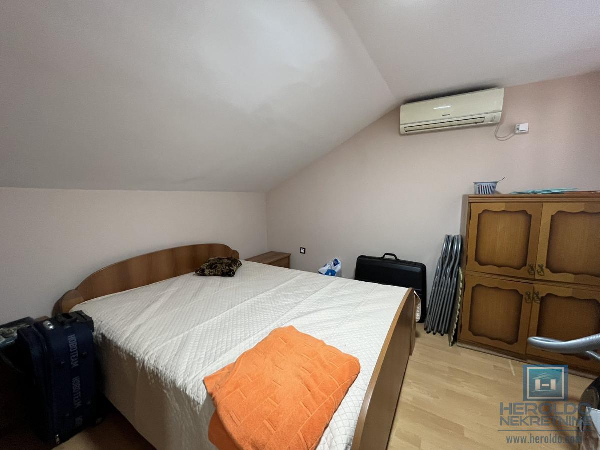 Kuća sa tri stana u centru Jagodine 11