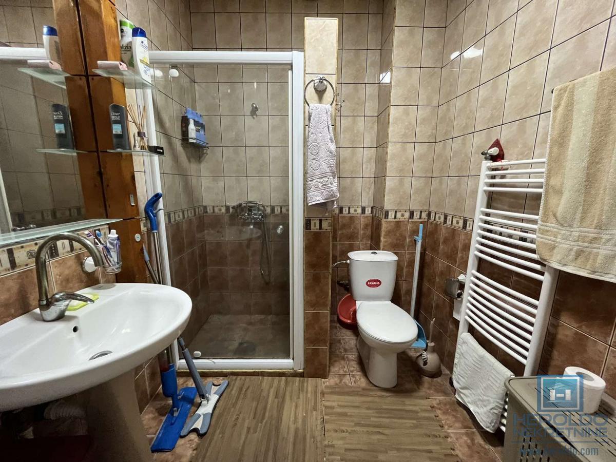 Kuća sa tri stana u centru Jagodine 12