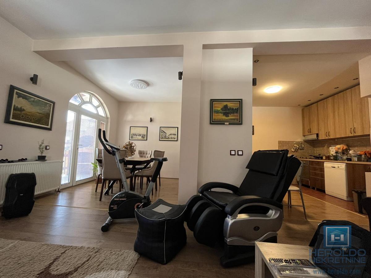 Kuća sa tri stana u centru Jagodine 5