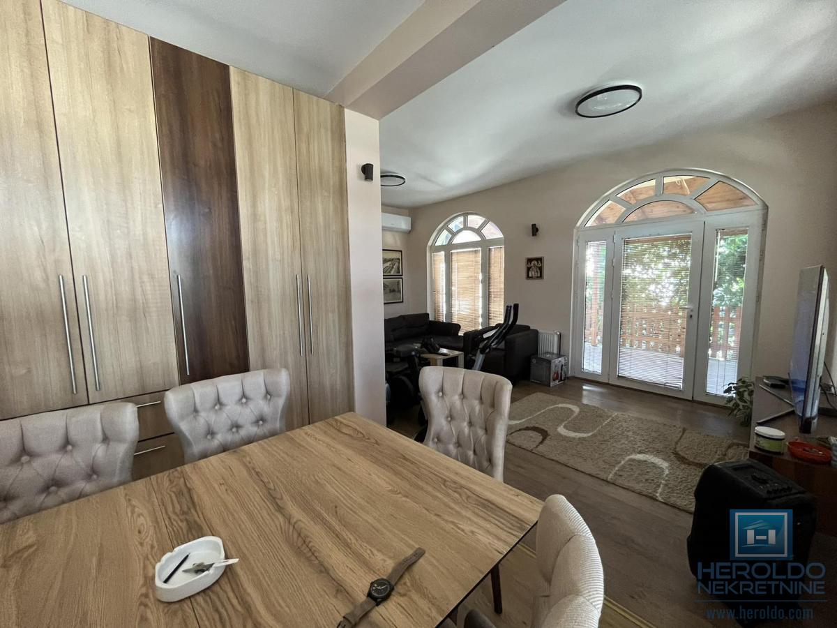 Kuća sa tri stana u centru Jagodine 7