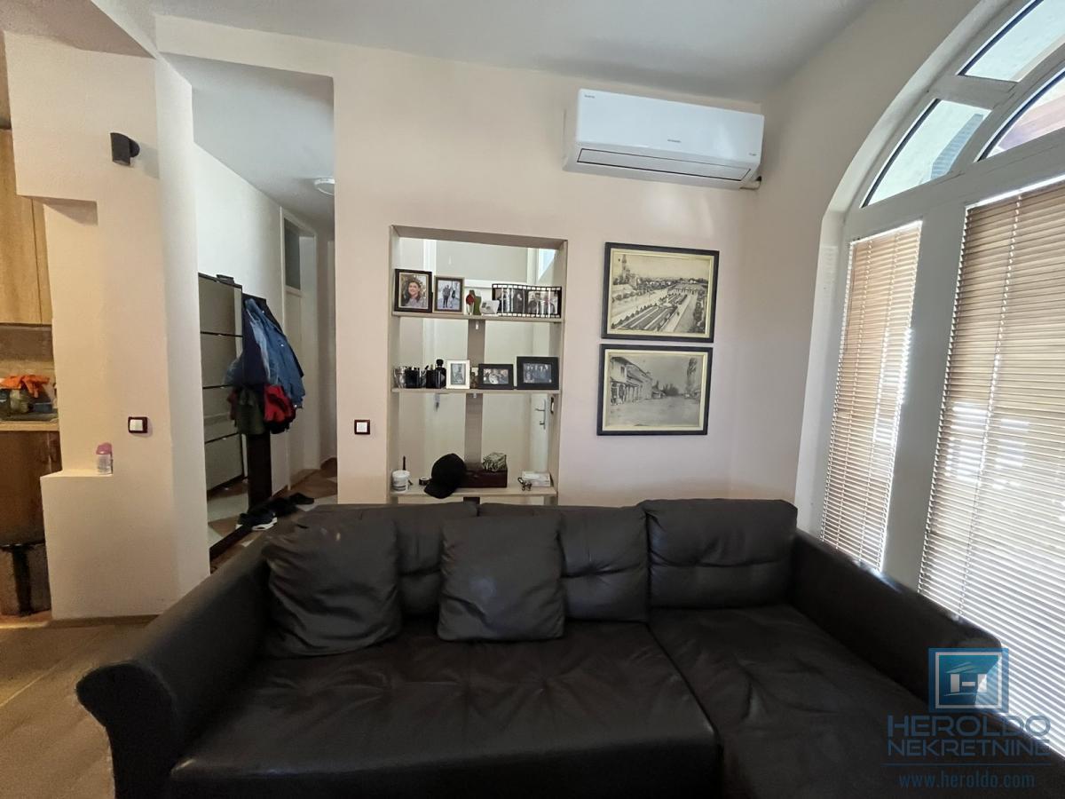 Kuća sa tri stana u centru Jagodine 9