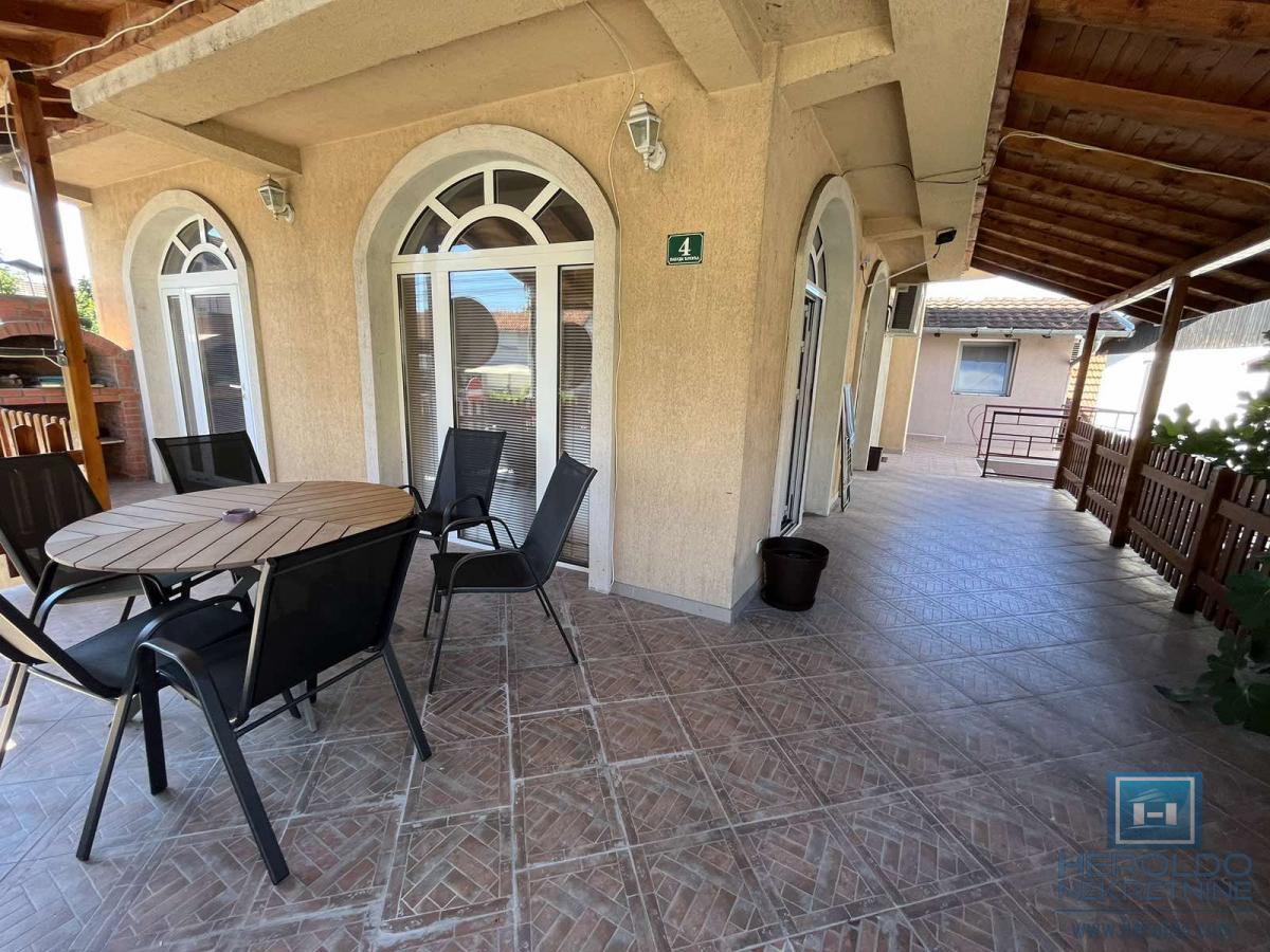 Kuća sa tri stana u centru Jagodine 2