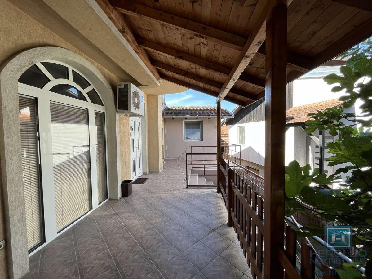 Kuća sa tri stana u centru Jagodine 3