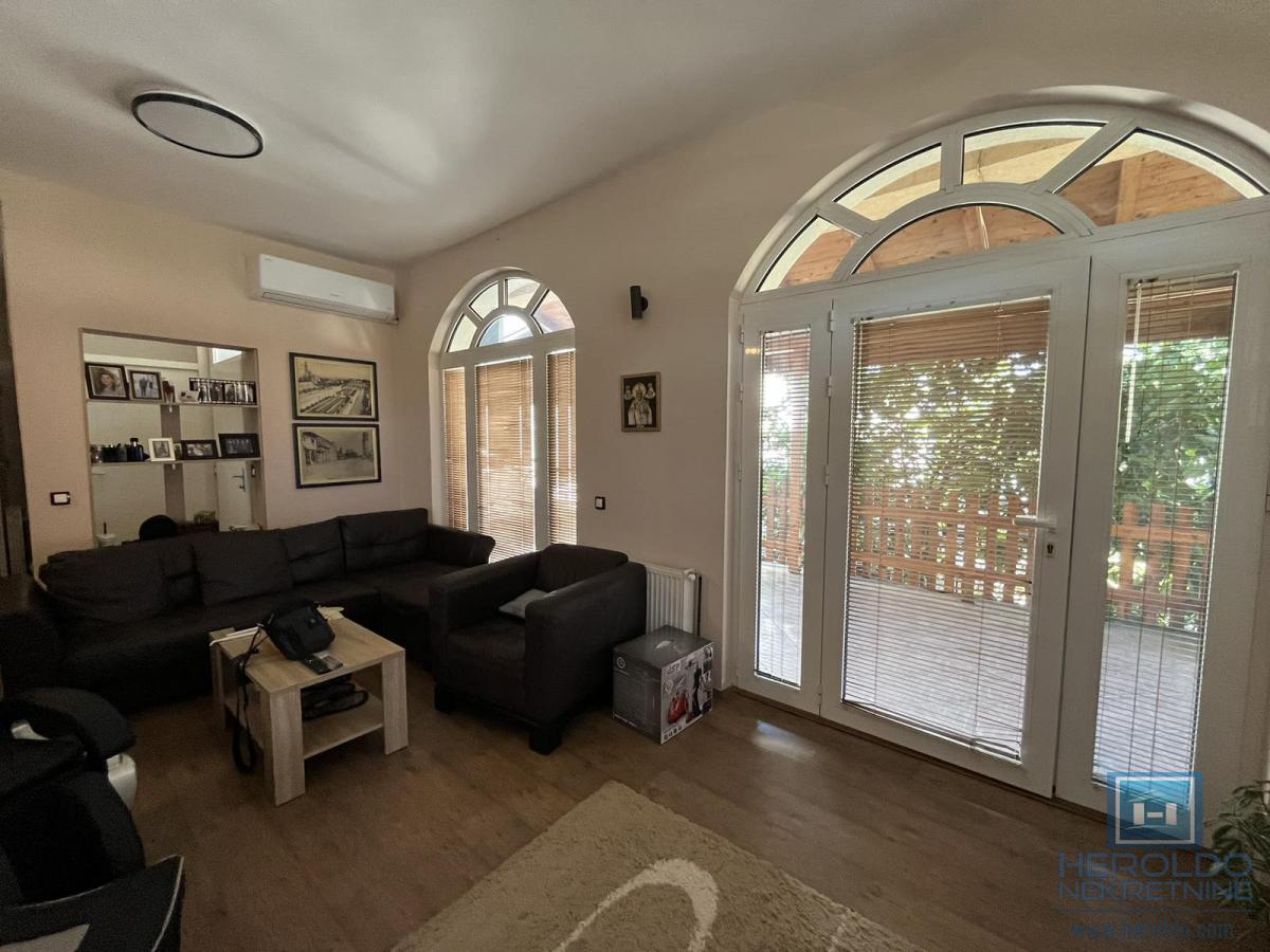 Kuća sa tri stana u centru Jagodine 4