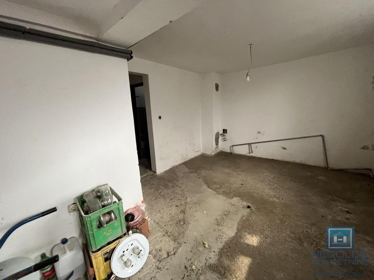 Kuća sa tri stana u centru Jagodine 22