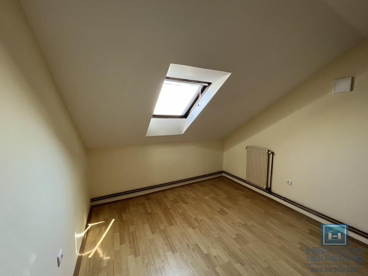 Kuća sa tri stana u centru Jagodine 23