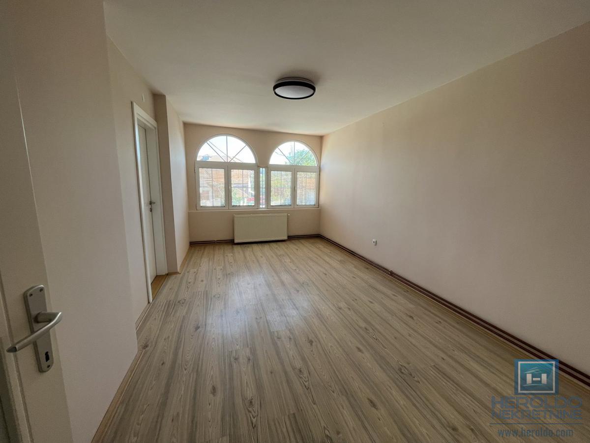 Kuća sa tri stana u centru Jagodine 24