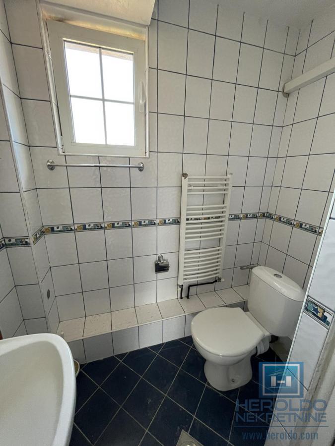 Kuća sa tri stana u centru Jagodine 25