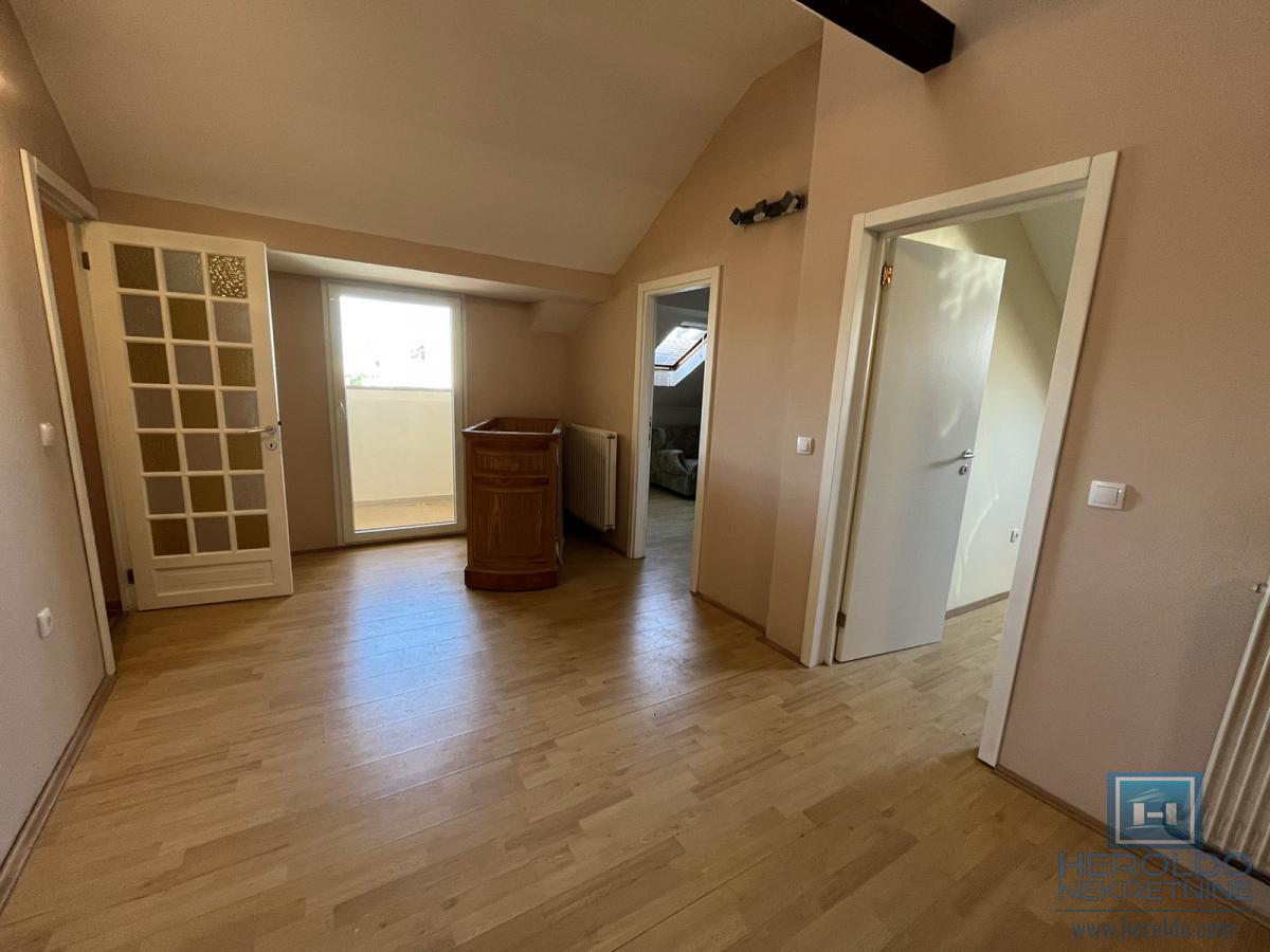 Kuća sa tri stana u centru Jagodine 26