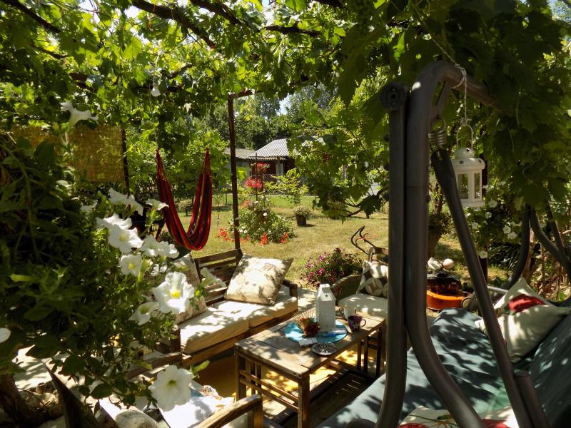 Kuća sa velikim placem za odmor i uživanje u blizini Morave 24