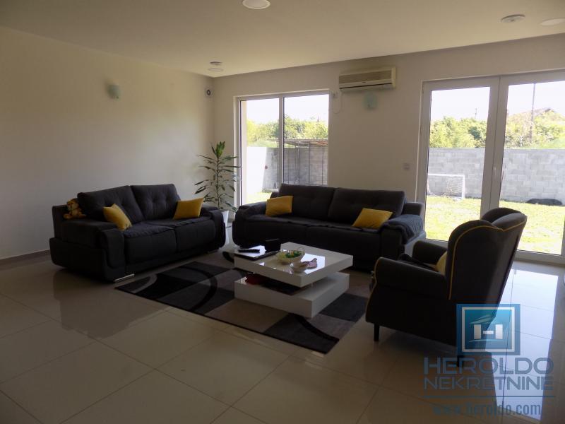 MODERNA KUĆA U MIRNOM DELU GRADA 1