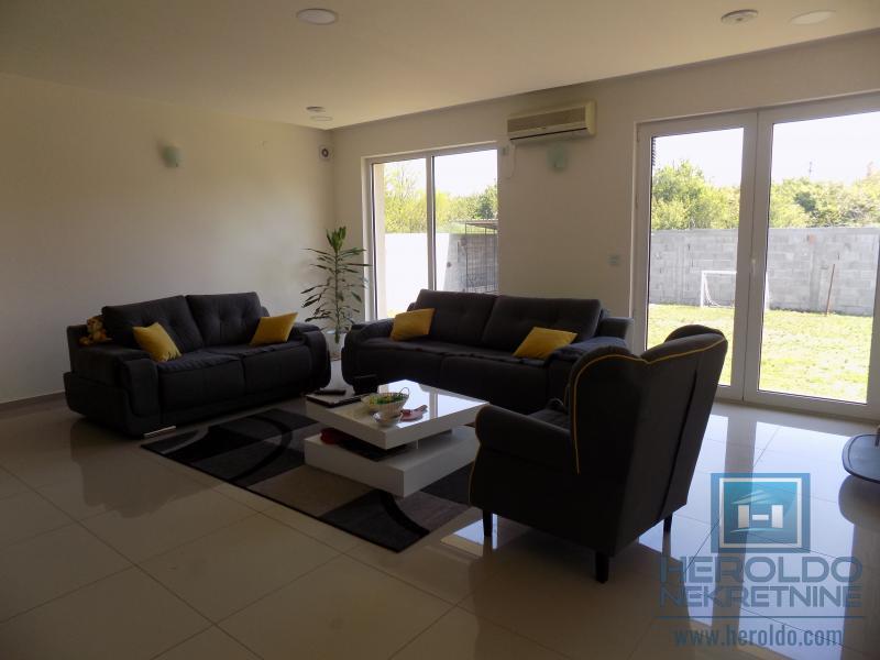 MODERNA KUĆA U MIRNOM DELU GRADA 2