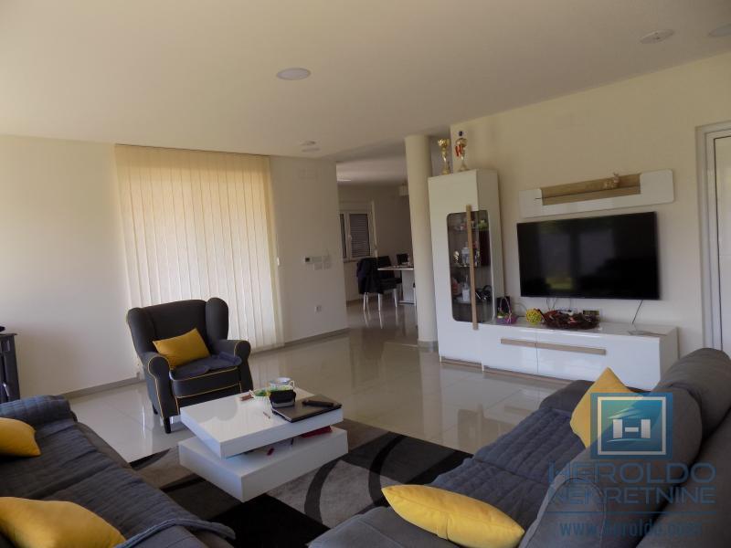 MODERNA KUĆA U MIRNOM DELU GRADA 3