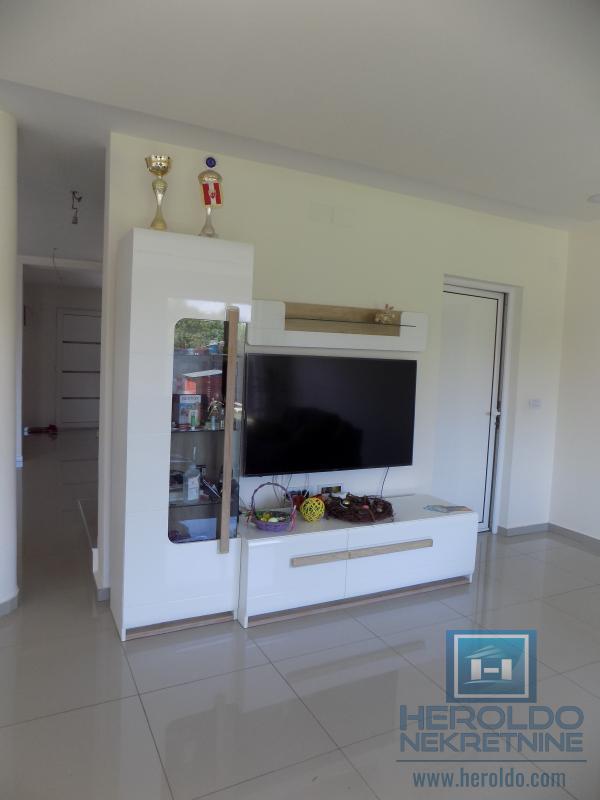 MODERNA KUĆA U MIRNOM DELU GRADA 4