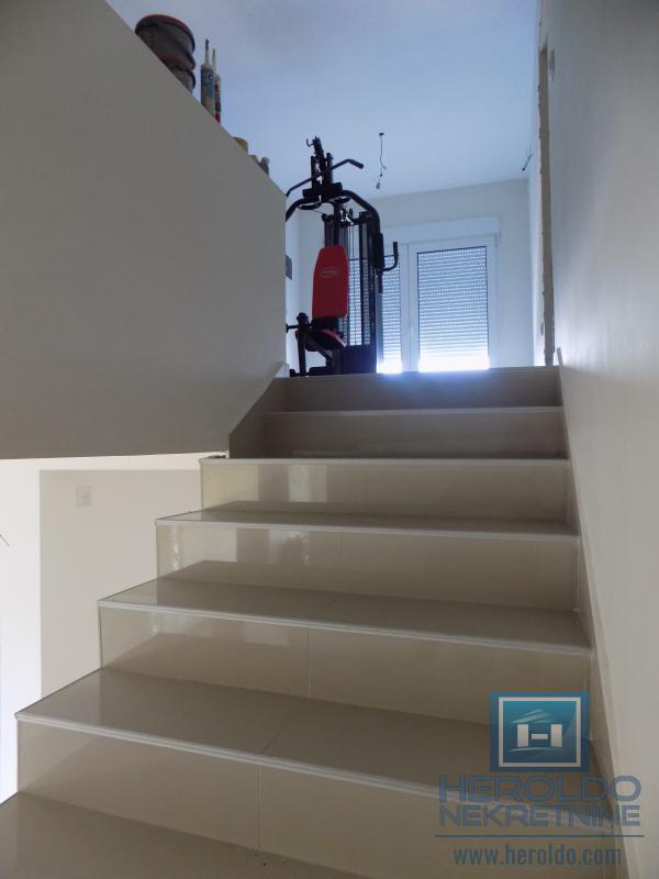 MODERNA KUĆA U MIRNOM DELU GRADA 10