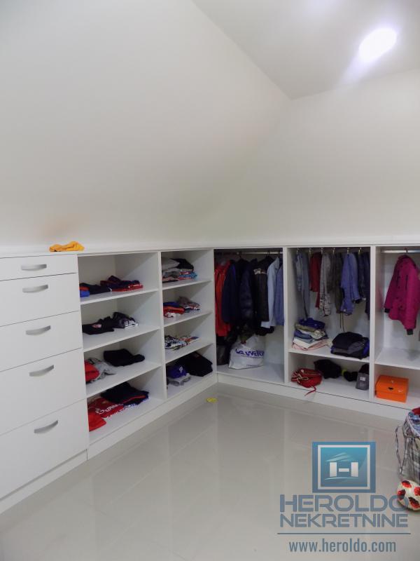 MODERNA KUĆA U MIRNOM DELU GRADA 11