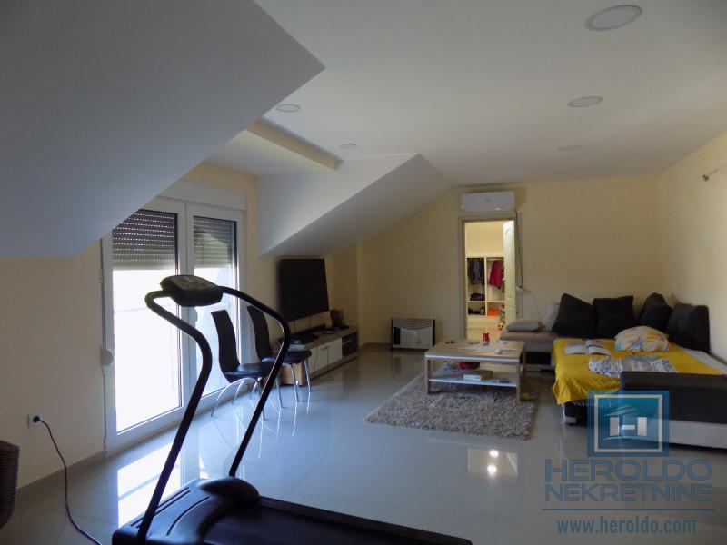 MODERNA KUĆA U MIRNOM DELU GRADA 12