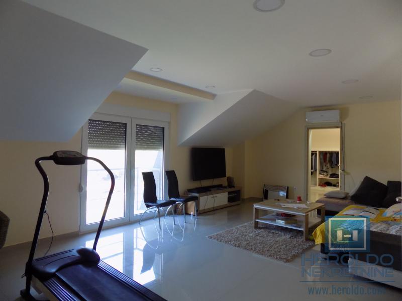 MODERNA KUĆA U MIRNOM DELU GRADA 13