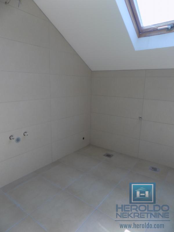 MODERNA KUĆA U MIRNOM DELU GRADA 14