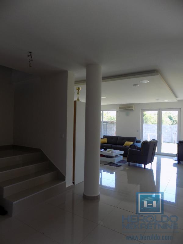 MODERNA KUĆA U MIRNOM DELU GRADA 15