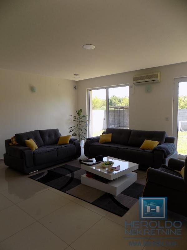 MODERNA KUĆA U MIRNOM DELU GRADA 7