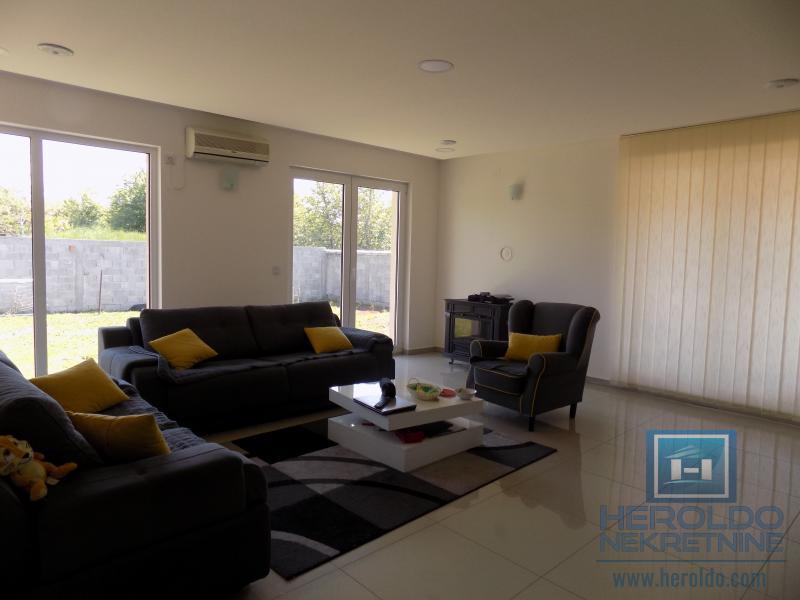 MODERNA KUĆA U MIRNOM DELU GRADA 8