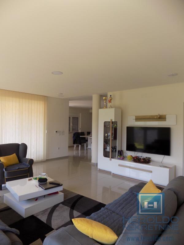 MODERNA KUĆA U MIRNOM DELU GRADA 9