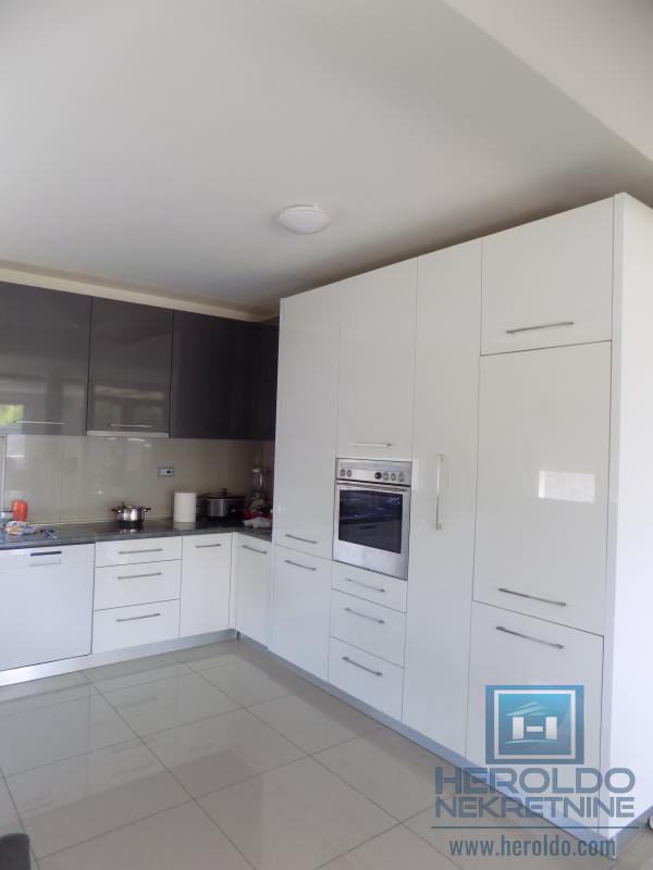 MODERNA KUĆA U MIRNOM DELU GRADA 16