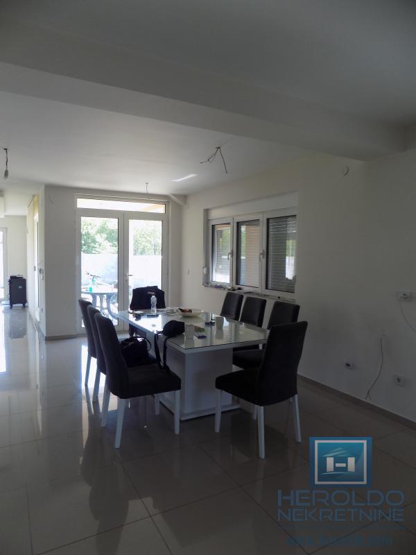 MODERNA KUĆA U MIRNOM DELU GRADA 17