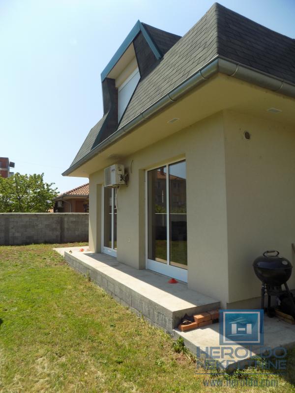 MODERNA KUĆA U MIRNOM DELU GRADA 20