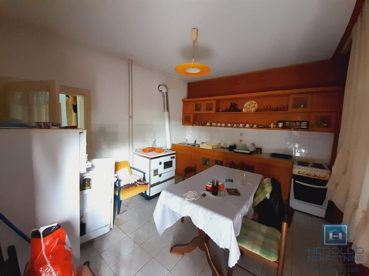 Kuća u Ćupriji na odličnoj lokaciji - prodaja 12