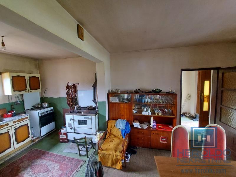 Kuća u Donjem Štiplju sa velikim placem 16