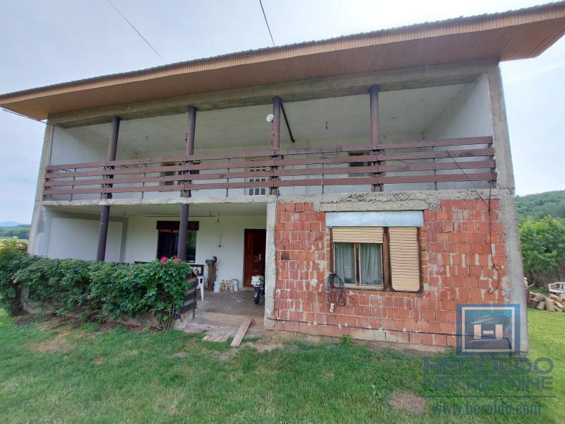 Kuća u Donjem Štiplju sa velikim placem 1