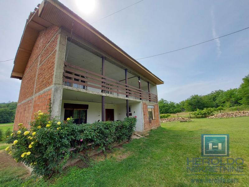 Kuća u Donjem Štiplju sa velikim placem 2