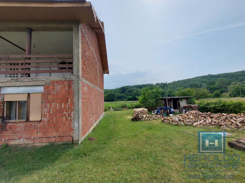 Kuća u Donjem Štiplju sa velikim placem 4