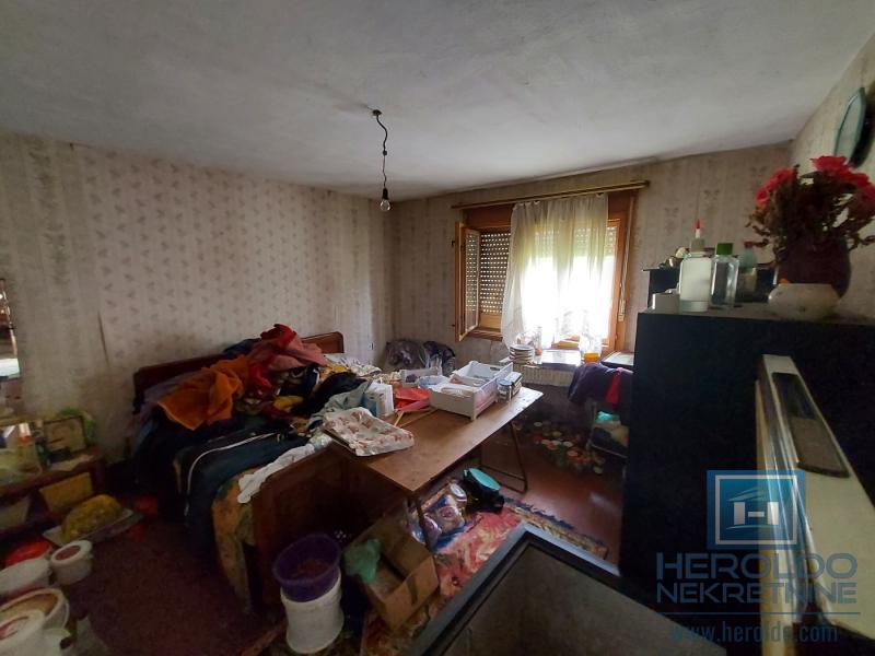 Kuća u Donjem Štiplju sa velikim placem 12