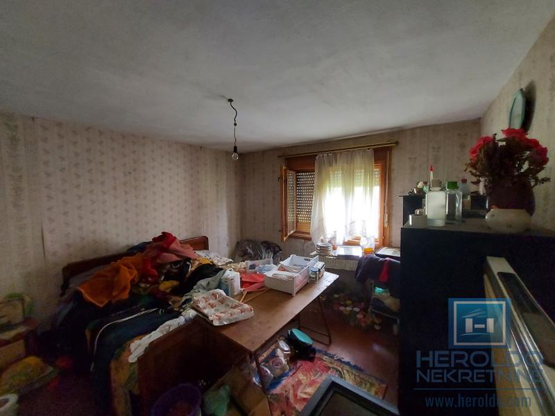 Kuća u Donjem Štiplju sa velikim placem 13