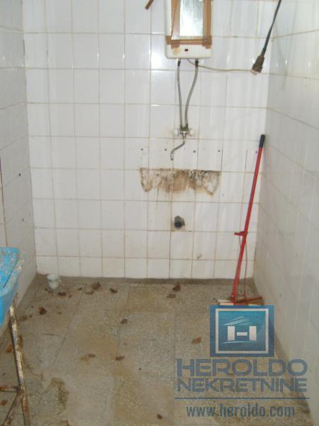 Kuća za renoviranje u Majuru sa pomoćnim objektom do glavnog puta 20