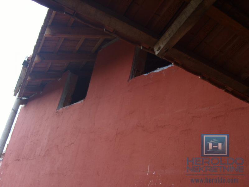 Kuća za renoviranje u Majuru sa pomoćnim objektom do glavnog puta 23