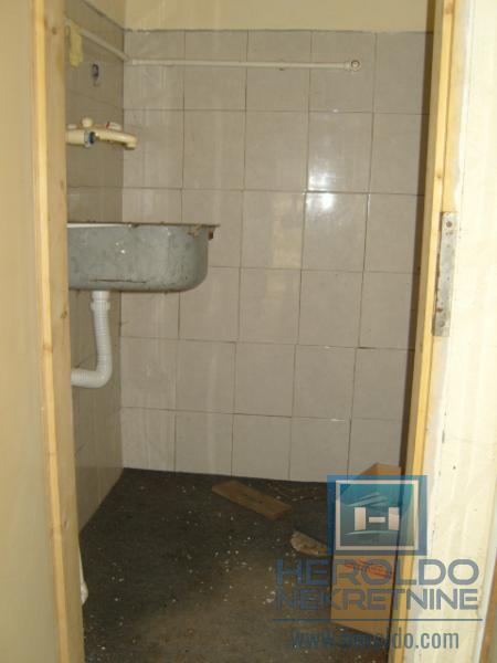 Kuća za renoviranje u Majuru sa pomoćnim objektom do glavnog puta 10