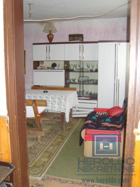 Kuća za renoviranje u Majuru sa pomoćnim objektom do glavnog puta 5